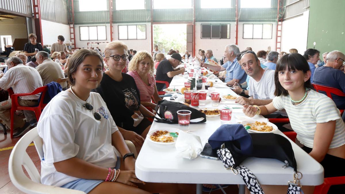 Jesús y su familia, que son de Alhama, en el pabellón de Nuévalos donde llevan dos días a la espera de poder volver a su casa.