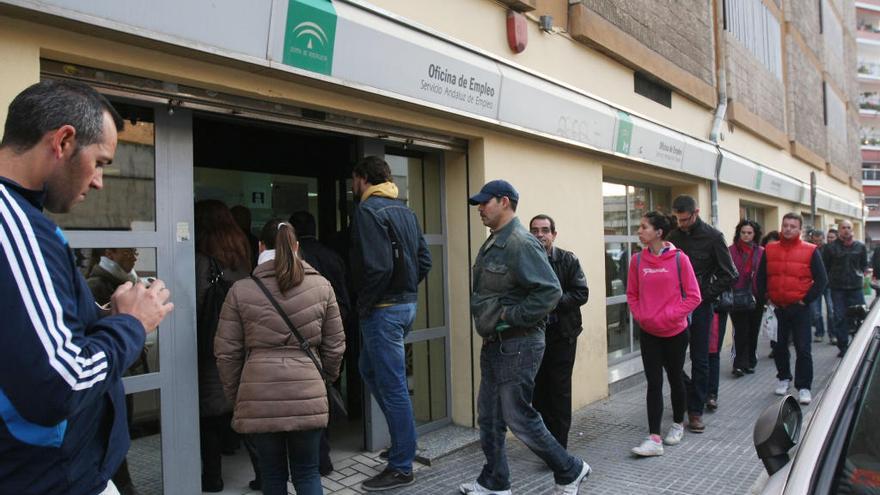 Usuarios en una oficina de empleo en Málaga.