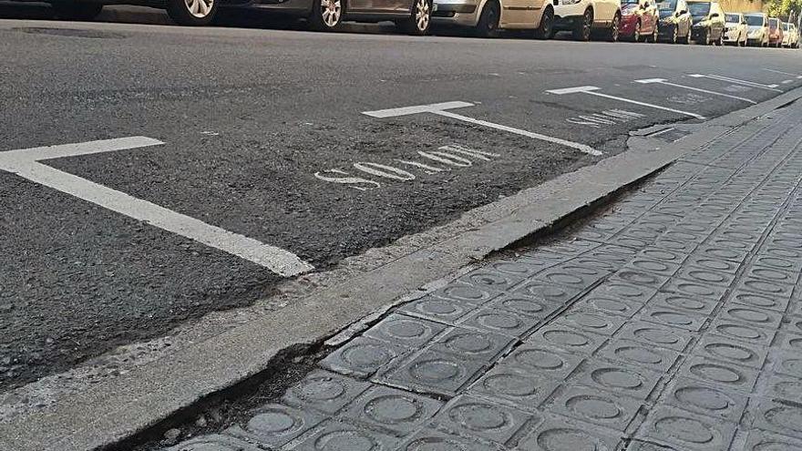 El forat que hi ha a la vorera del carrer de Sant Antoni Maria Claret