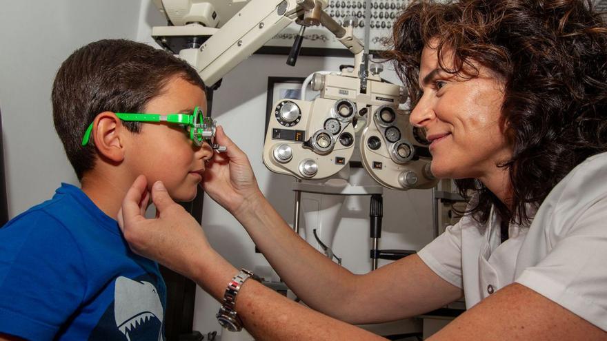 Sanidad “trabajará” para financiar gafas y lentillas a menores de rentas bajas en 2025