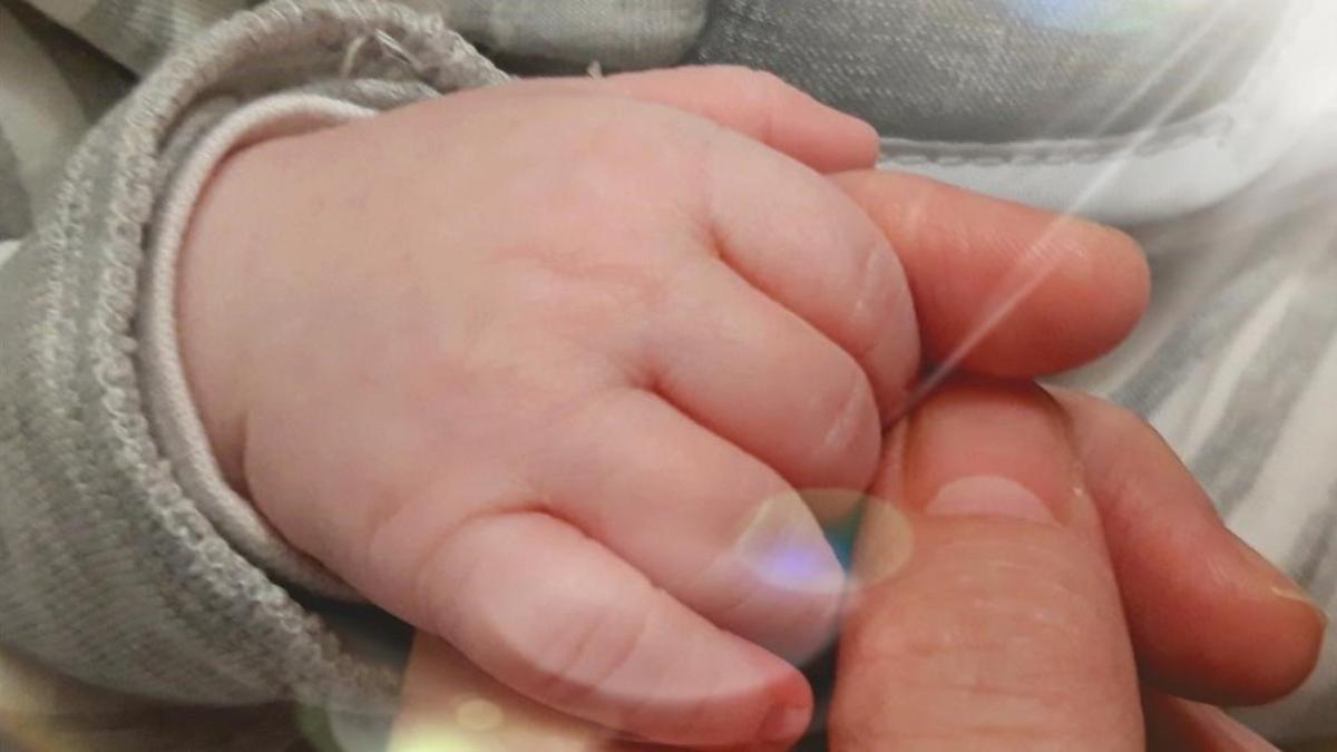 Paula Panadero coge la mano de su hijo leo, que nació minutos después de que se decretara el estado de alarma.