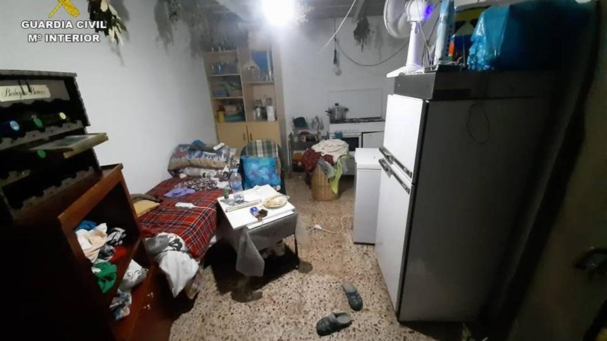La Guardia Civil libera a una mujer explotada y encerrada un año en un garaje de Agost.
