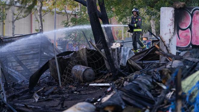 Incendio en un asentamiento de barracas en la calle de Bac de Roda de Barcelona