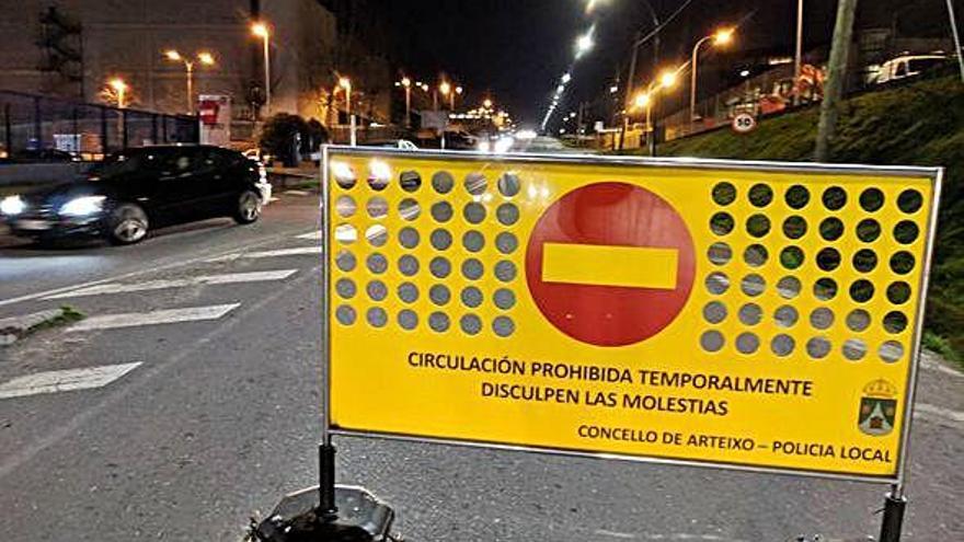 Señal que marca el cierre de la avenida de la Diputación, en el polígono de Sabón.