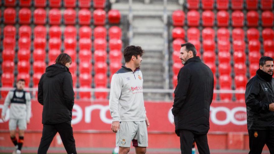 Vicente Moreno dialoga con AbdÃ³n Prats en un entrenamiento en Son Moix.