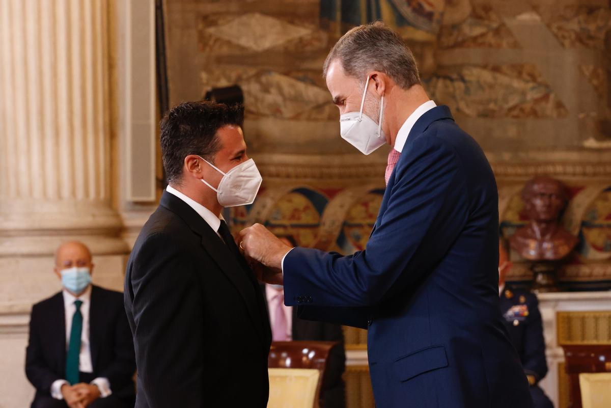 El Rey impone la medalla de la Orden al Mérito Civil al investigador murciano Esteban Orenes