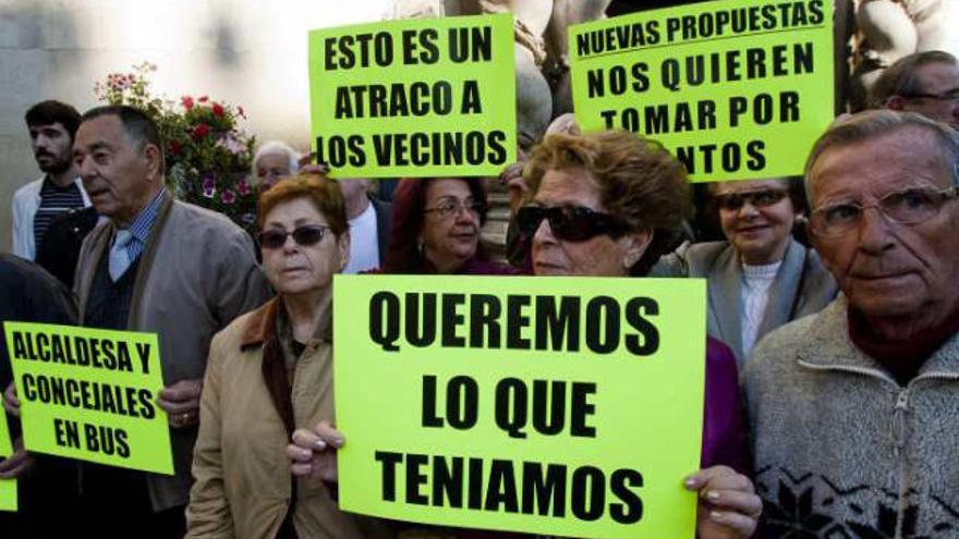 Representantes de asociaciones de vecinos y de jubilados ayer ante el Ayuntamiento.