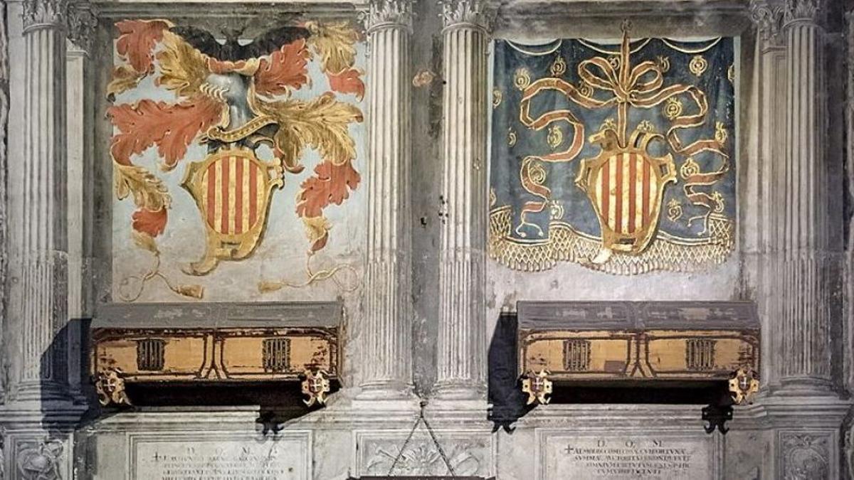 El sepulcro de la derecha es el de la condesa Almodis de la Marca, donde se cree que estarían los restos de la reina Petronila.