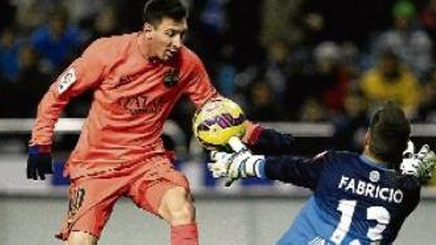 Messi pica la pilota per damunt de Fabricio i aconsegueix el segon gol del Barça, ahir a Riazor