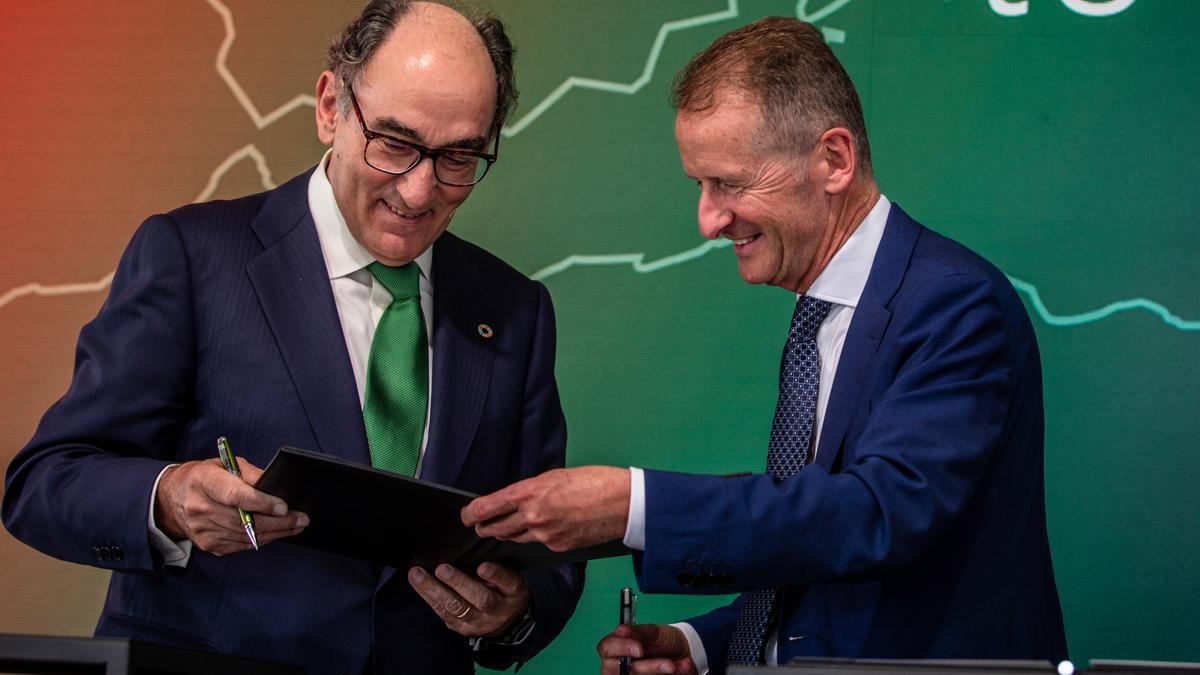 El presidente de Iberdrola firma el acuerdo para la fotovoltaica con Volkswagen.