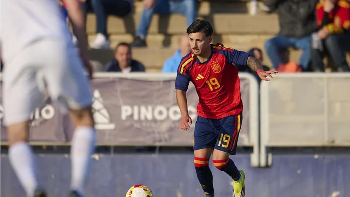 Paco Cortés conduciendo el balón con la selección española Sub-19 ante Finlandia