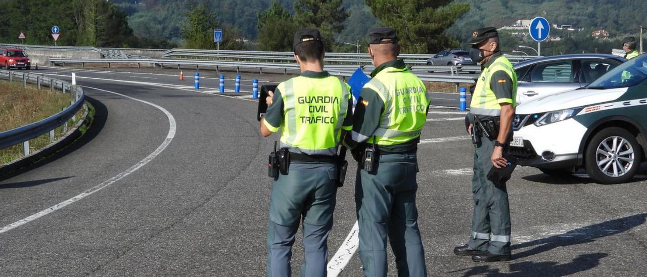 Agentes de Tráfico en un control. |   // FERNANDO CASANOVA