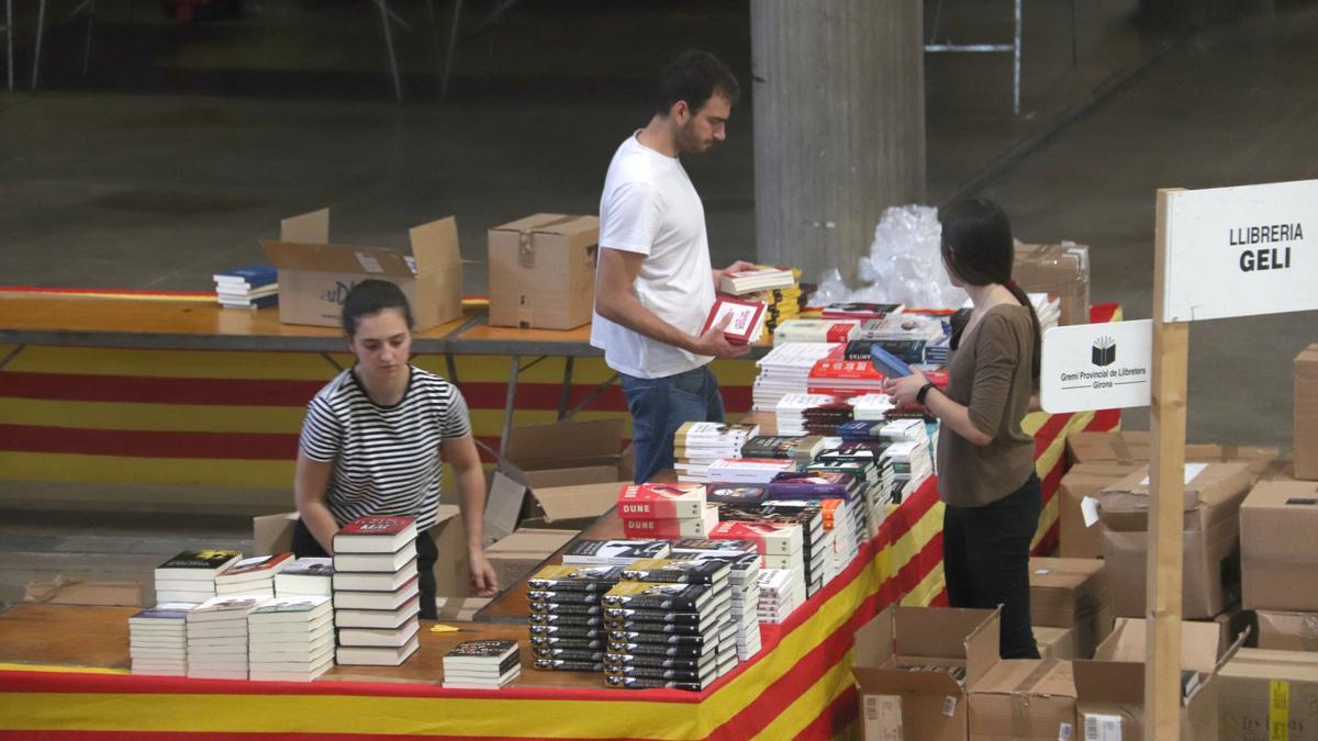 Els llibreters de Girona preparen el Sant Jordi a cobert al palau firal