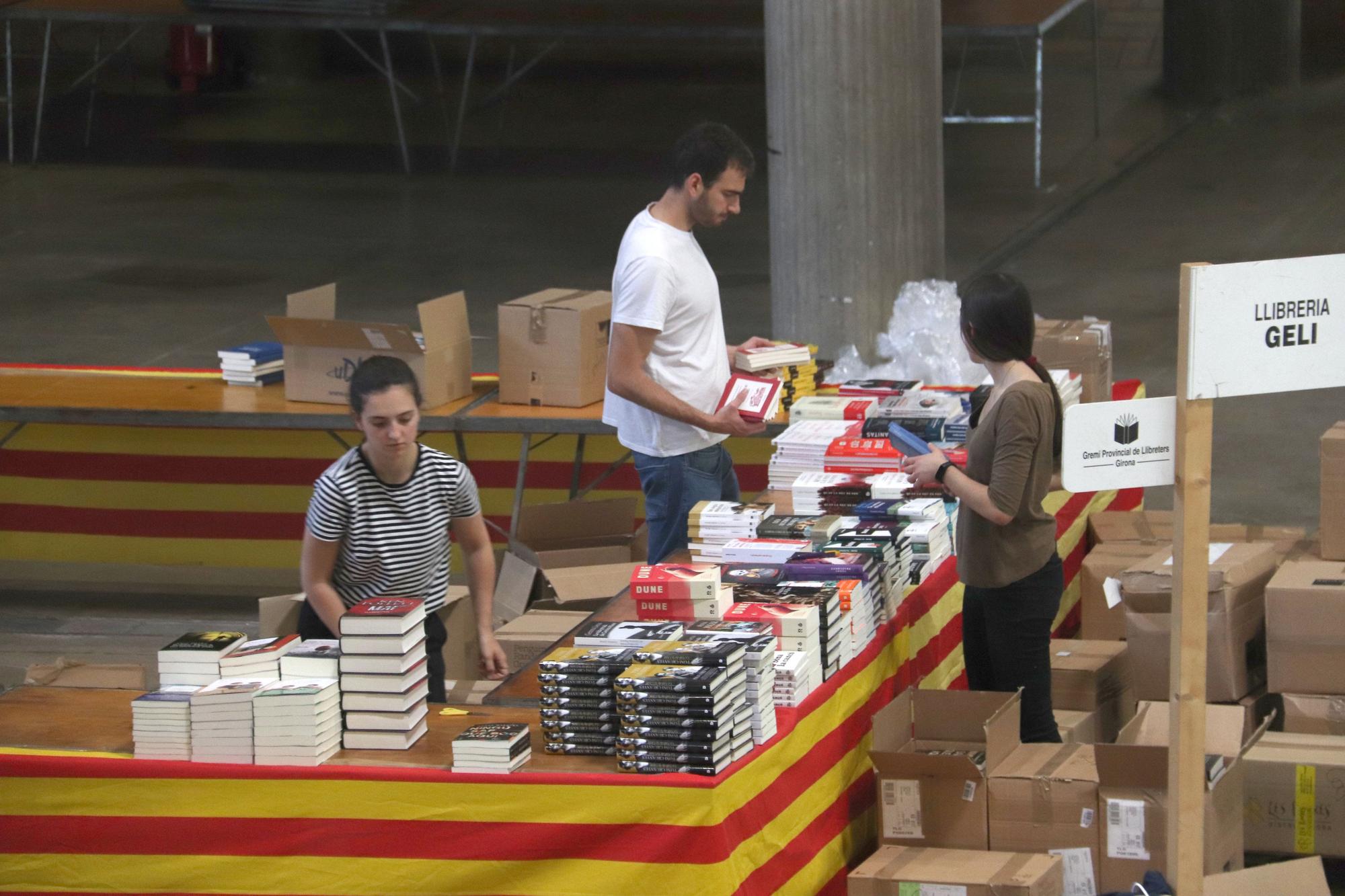 Els llibreters de Girona preparen el Sant Jordi a cobert al palau firal