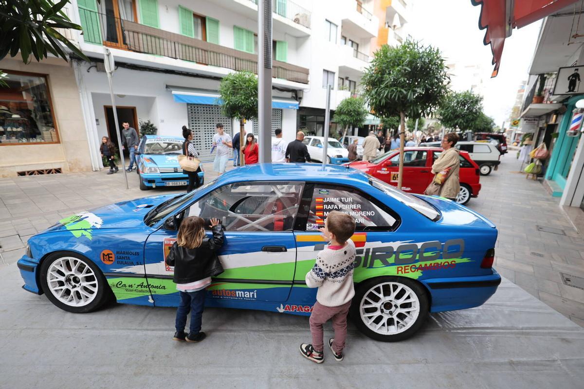 Flores, motos y coches en 'Anar a maig' en las fiestas de Santa Eulària