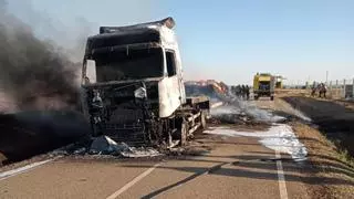 Se incendia un camión cargado de paja en Zamora y cortan esta carretera
