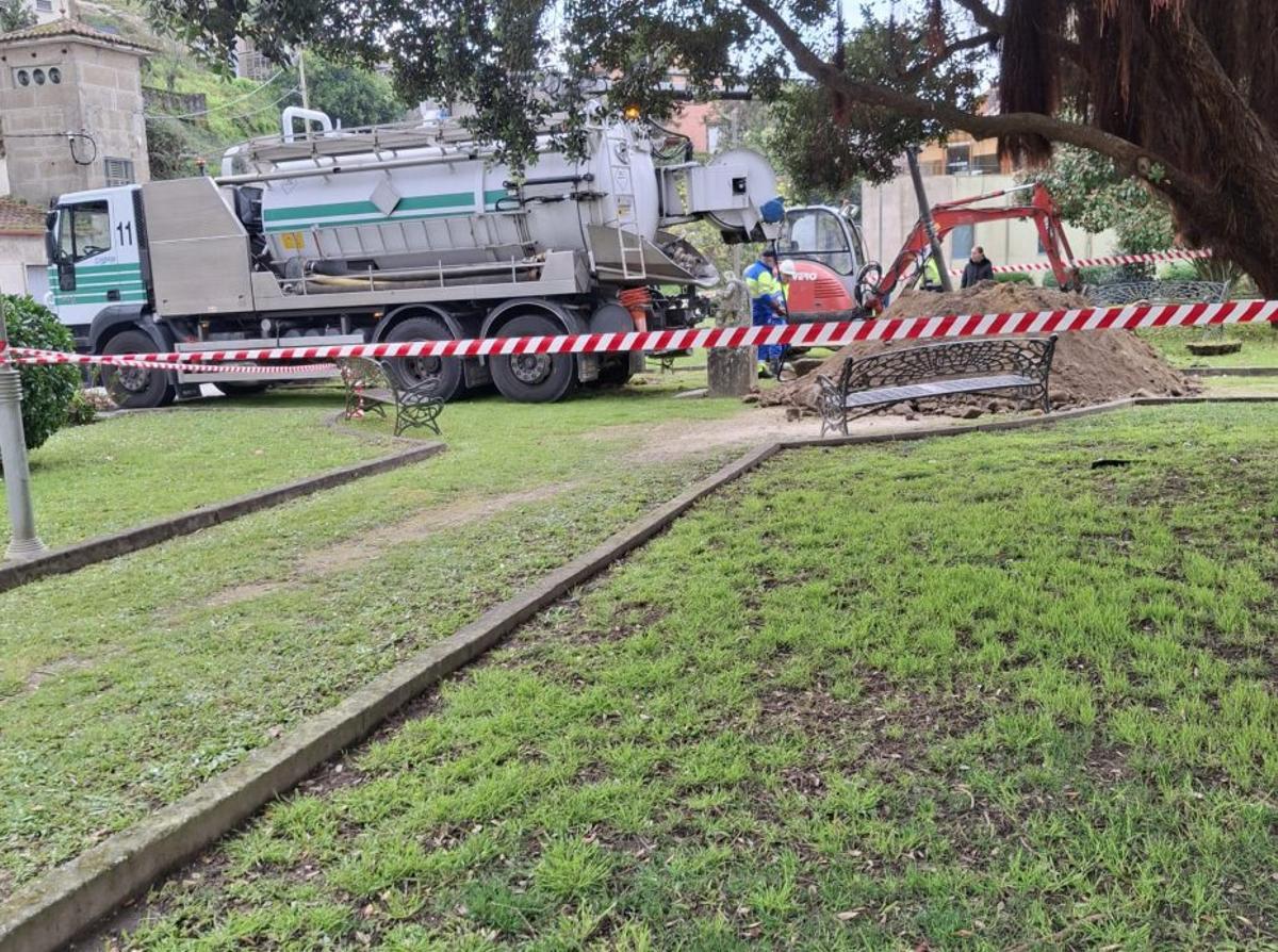 La alameda de Aldán, levantada por culpa de las obras. | SANTOS ÁLVAREZ