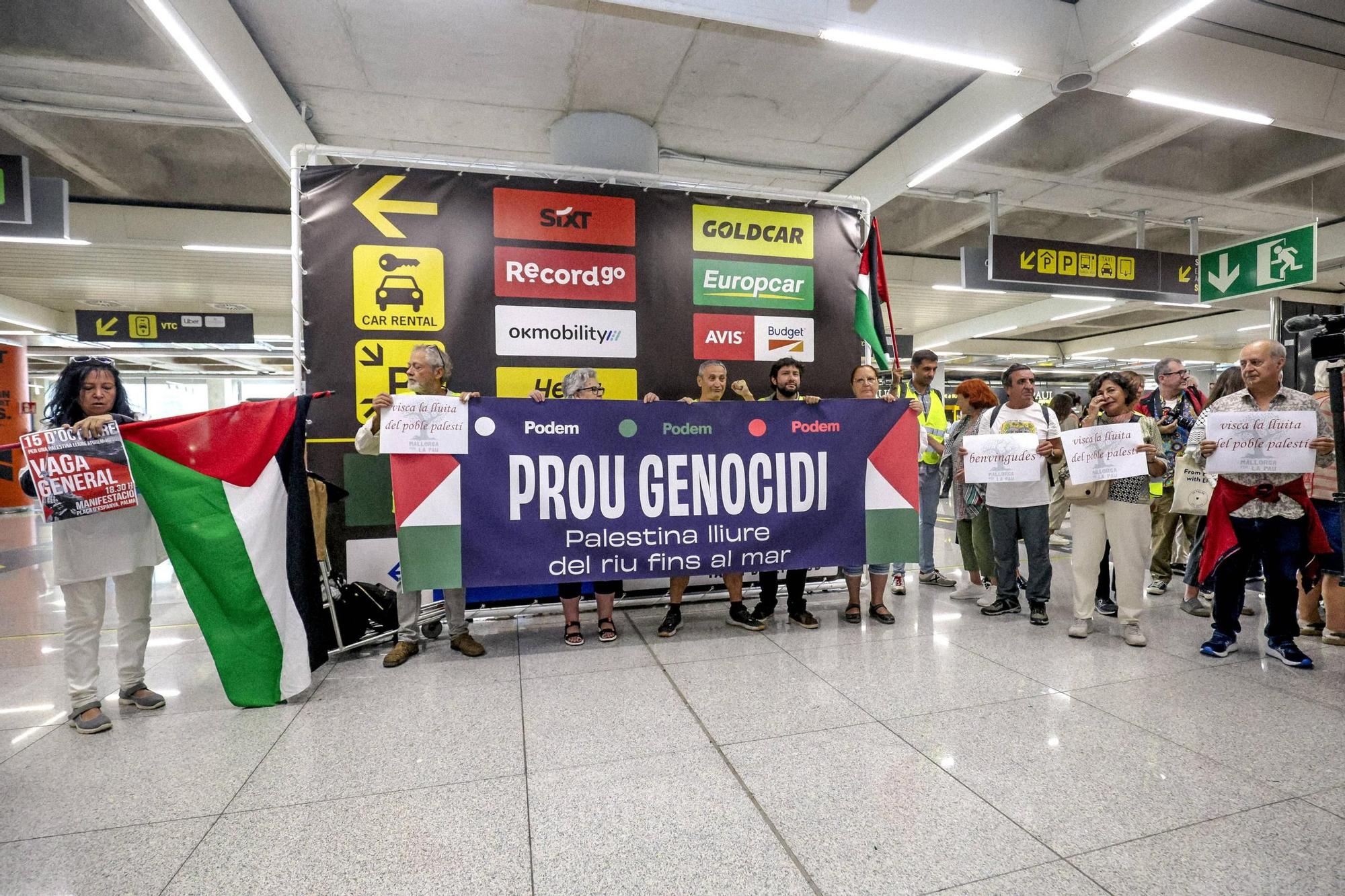 La llegada de Reyes Rigo, Lucía Muñoz y Alejandra Martínez al Aeropuerto de Palma en imágenes