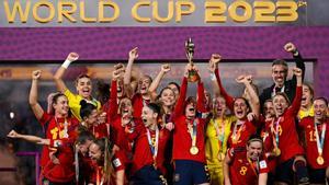España ganó su primer Mundial femenino. 20 de agosto de 2023. La selección española se proclamó campeona del mundo de fútbol femenino tras superar en la final a Inglaterra, vigente campeona de Europa, por 1-0 en Australia. Un gol de Olga Carmona fue suficiente para que La Roja se alzara con su primer título de la Copa Mundial Femenina. Con esta victoria, España se convirtió en el primer país en ser campeón del mundo en todas las categorías de fútbol femenino (sub-17, sub-20 y absoluta) al mismo tiempo.