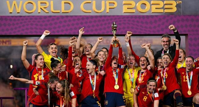 España ganó su primer Mundial femenino. 20 de agosto de 2023. La selección española se proclamó campeona del mundo de fútbol femenino tras superar en la final a Inglaterra, vigente campeona de Europa, por 1-0 en Australia. Un gol de Olga Carmona fue suficiente para que La Roja se alzara con su primer título de la Copa Mundial Femenina. Con esta victoria, España se convirtió en el primer país en ser campeón del mundo en todas las categorías de fútbol femenino (sub-17, sub-20 y absoluta) al mismo tiempo.