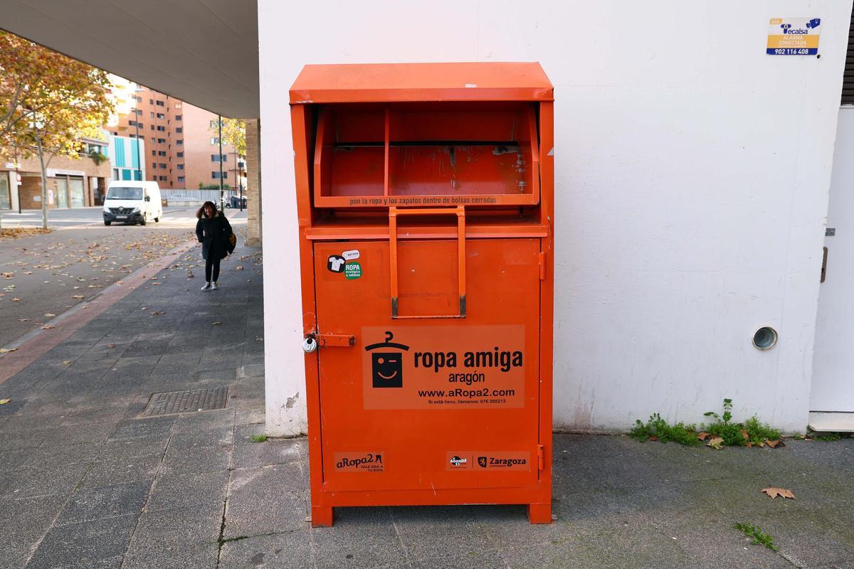Un contenedor naranja para reciclar ropa en el barrio del Arrabal, Zaragoza