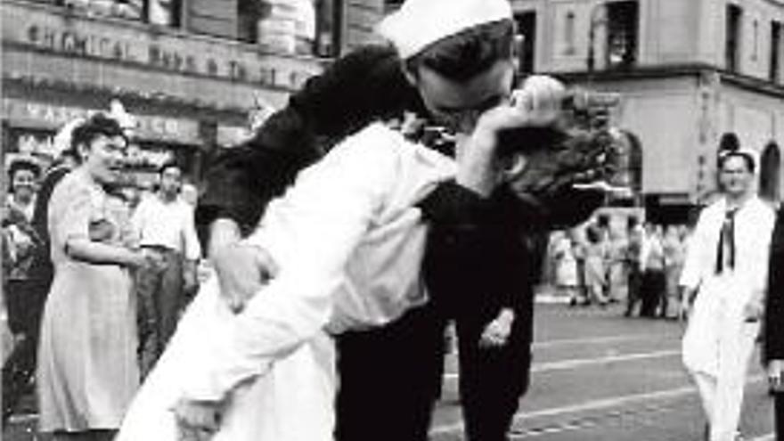 Mor el marinerdel famós petó a Times Square