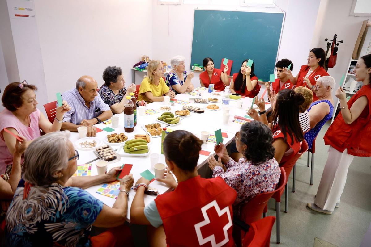 Córdoba. Cruz Roja celebra una actividad en su centro de participación para personas mayores con el objetivo de favorecer el encuentro entre generaciones y combatir la soledad no deseada que puede intensificarse durante los meses de verano. La iniciativa reunirá a personas mayores y jóvenes participantes en distintos proyectos de la organización en un espacio pensado para conversar, compartir experiencias y disfrutar de un rato de juegos y diversión en pleno periodo estival, y cuando se avecina una nueva ola de calor