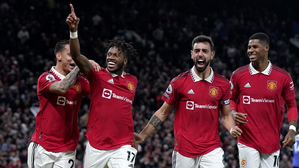 Fred y Bruno Fernandes celebran uno de sus goles en el partido entre el Manchester United y el Tottenham