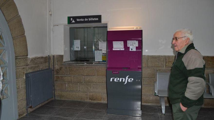 Un usuario junto a la máquina expendedora de billetes de la estación de Puebla de Sanabria