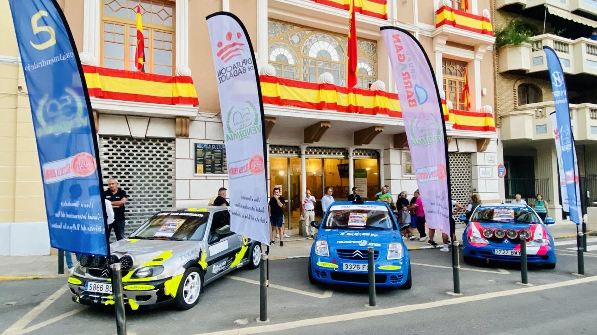 Coches durante la presentación del rallye en el teatro Carolina Coronado