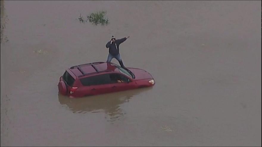 Angustioso rescate de un motorista, atrapado en las inundaciones de Los Angeles