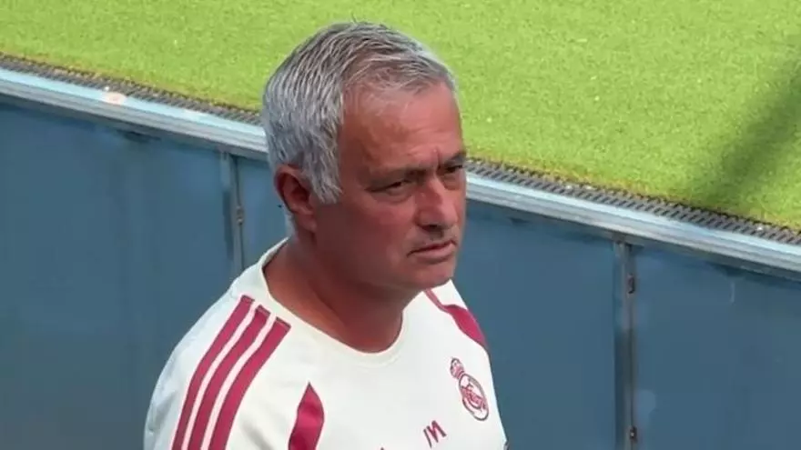 El Mourinho más simpático... ofrece agua a la prensa