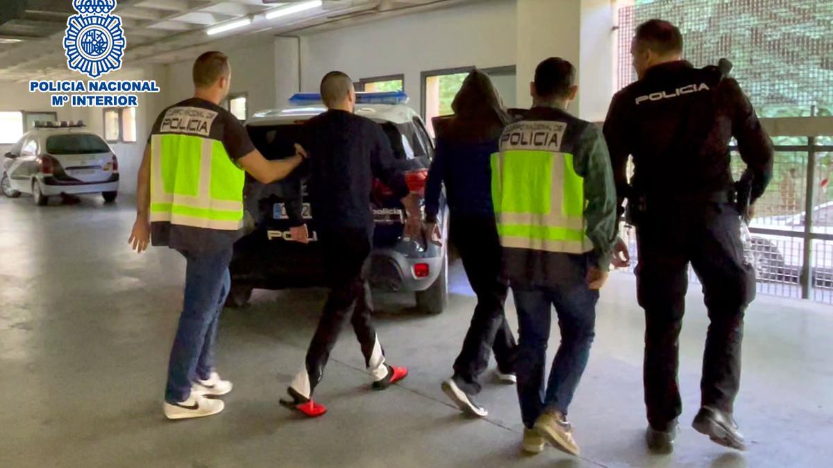 Los detenidos por la Policía en Orihuela por atracar dos gasolineras.