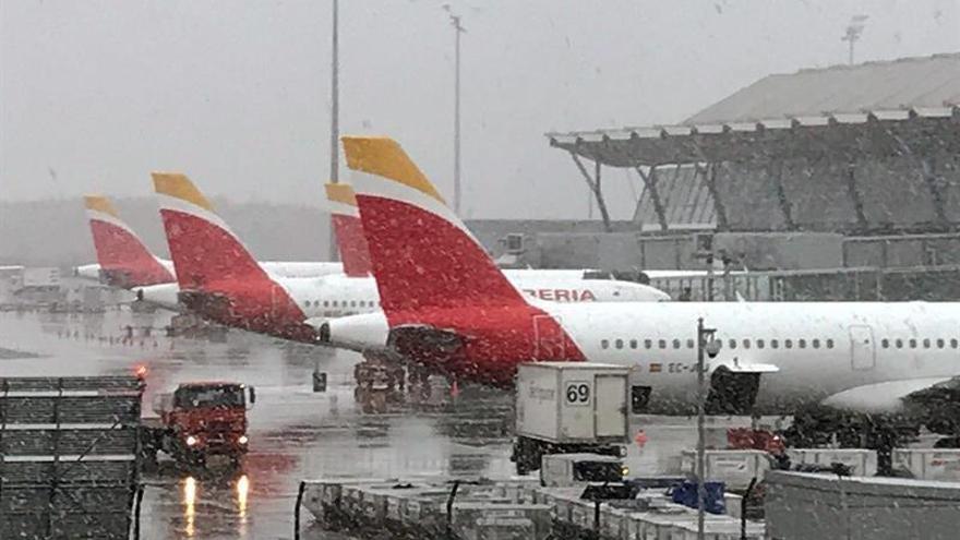 Cancelados 70 vuelos en el aeropuerto de Barajas por el temporal de nieve