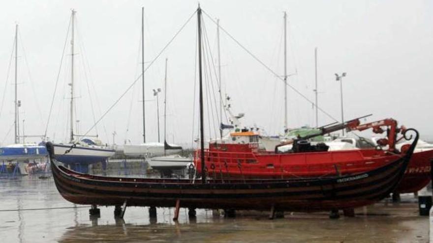 El &quot;Frederikssund&quot; permanece varado en la rada de A Illa para una profunda remodelación.  // Noé Parga