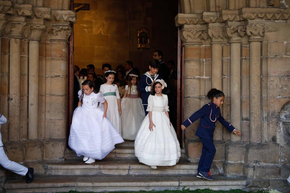 Salida de niños por la puerta lateral de San Nicolás, hasta el domingo, en Avilés.