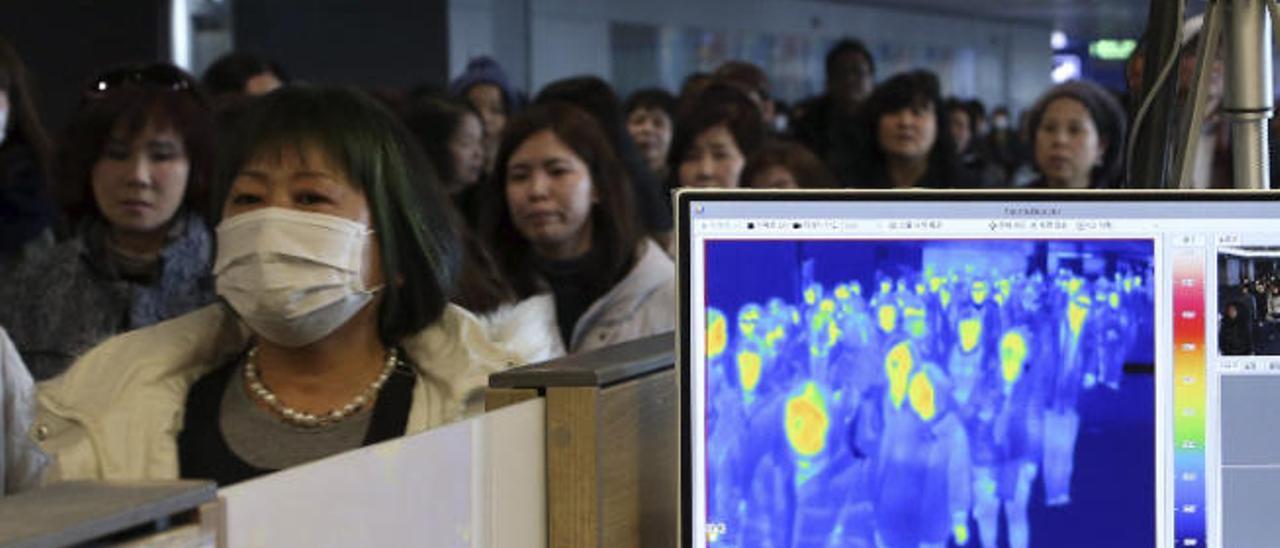 Control térmico de pasajeros en el aeropuerto internacional de Incheon, en Corea del Sur.