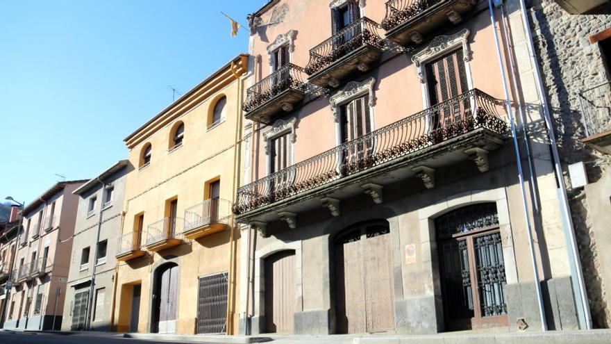 En primer terme, la casa de la víctima de l&#039;assalt violent a Castellfollit de la Roca