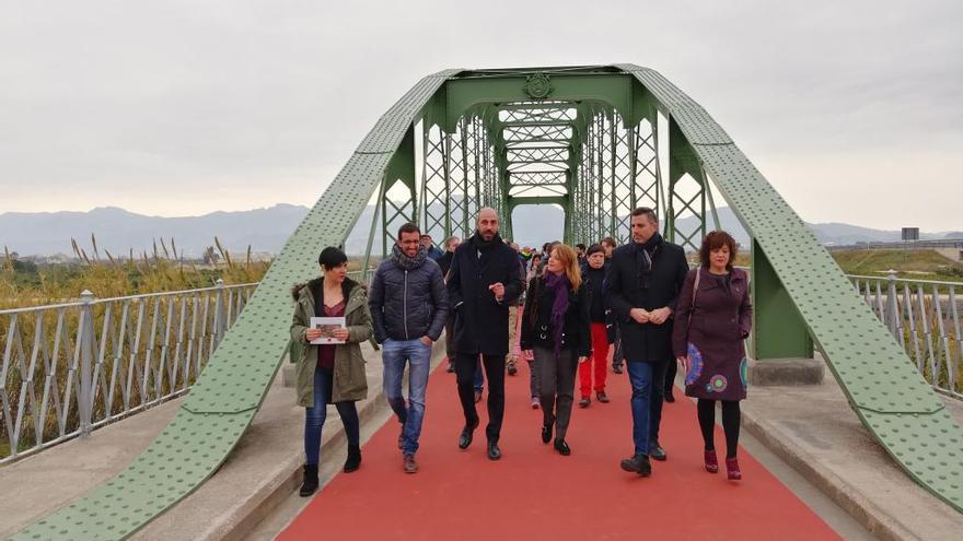 El puente centenario de Fortaleny recobra vida como vía ciclista y peatonal