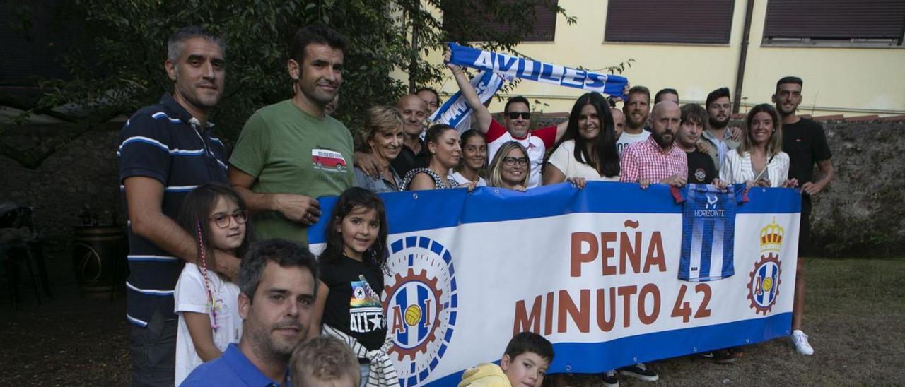 Los seguidores del Avilés el día de la presentación de la peña «Minuto 42». |