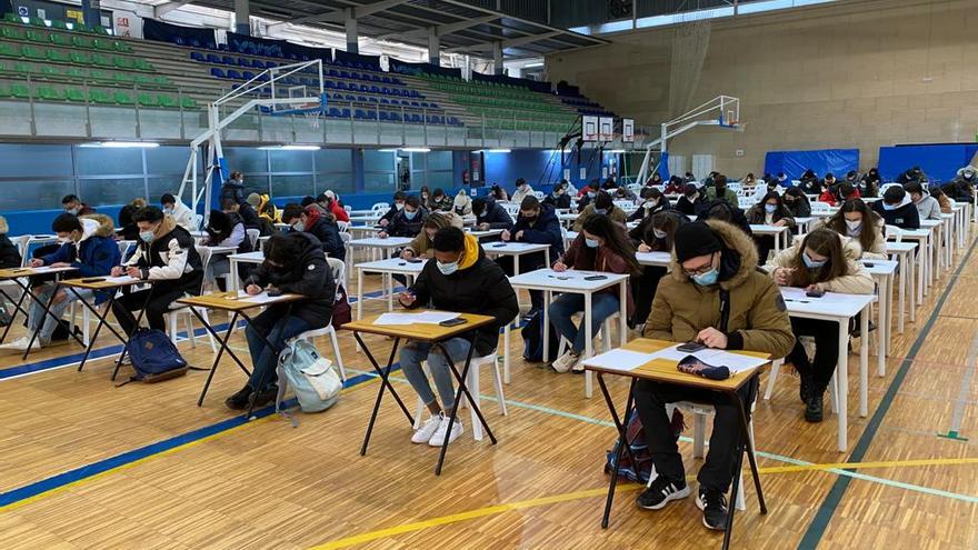 Alumnos en el examen