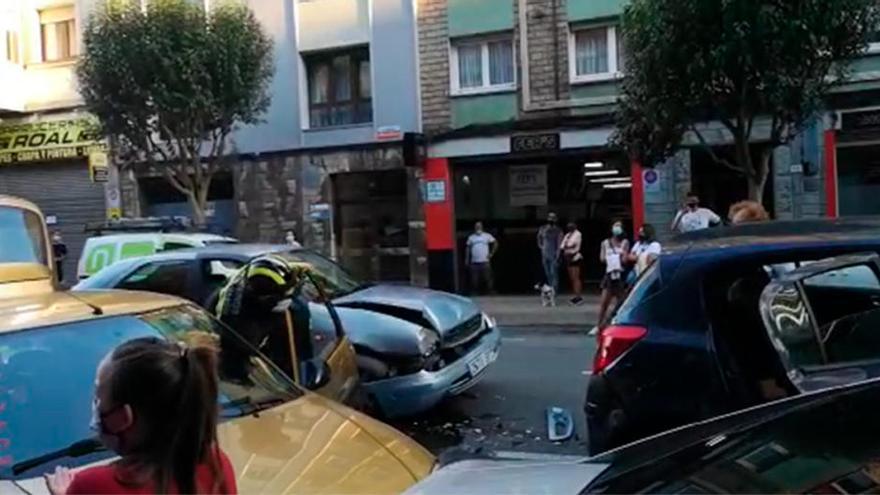 Aparatoso accidente de tráfico en la calle Feijoo (Gijón)