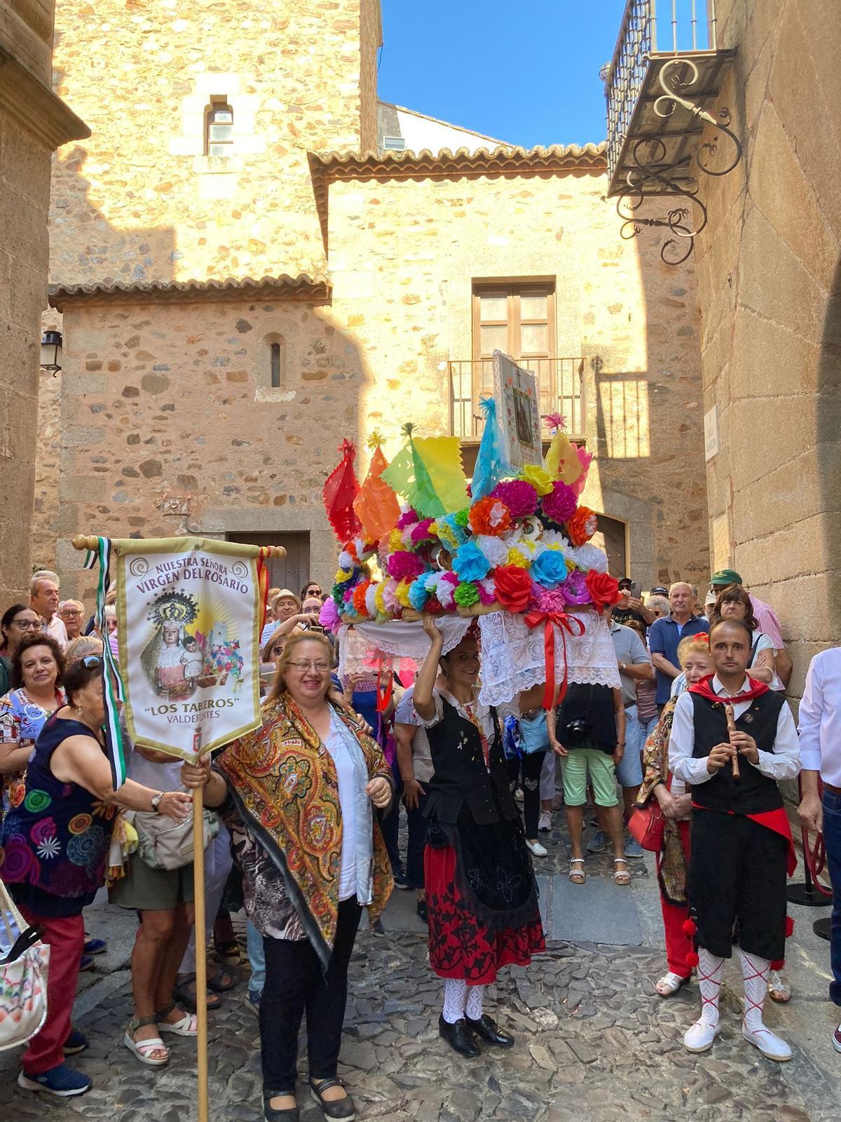 El ambiente en las calles de Valdefuentes es así de colorido durante las Fiestas de Los Tableros.