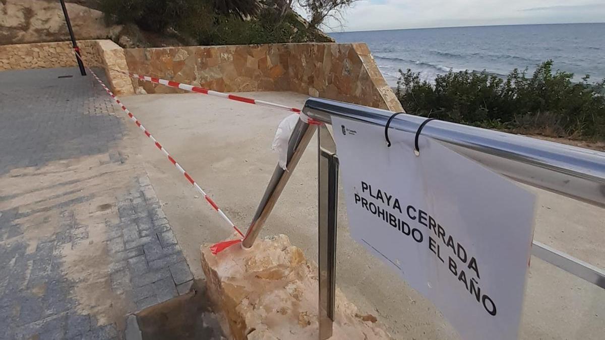 El acceso a la cala ha sido clausurado por el vertido