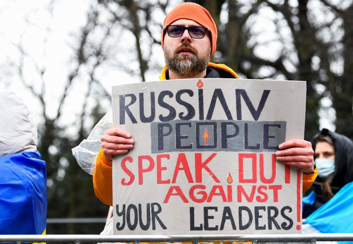 Un manifestante muestra una pancarta durante una protesta contra el ataque de Rusia a Ucrania, frente al parlamento holandés en La Haya, Países Bajos.