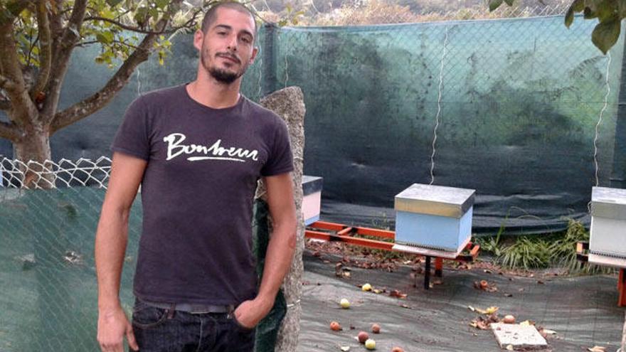 El apicultor Daniel Currás, ante algunas de sus colmenas en la zona de Meira y que están afectadas por la avispa velutina.  // S.A.