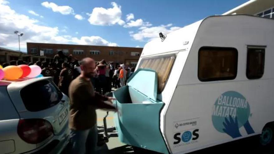 Los alumnos de Cotes Baixes de Alcoy terminan de transformar una vieja caravana en una consulta sanitaria móvil