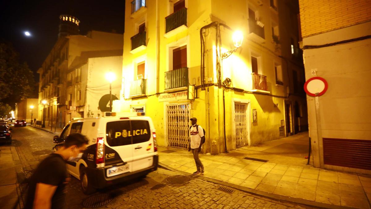 Una furgoneta de la Policía Nacional frente al edificio donde fue detenido el pistolero fugado en la calle Cerezo.