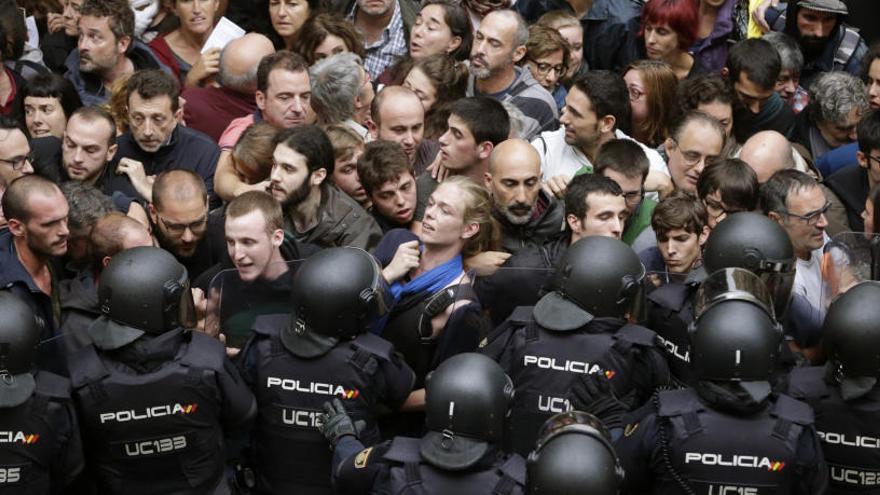 Cordó de seguretat a l´entorn del col·legi Ramon Llull de Barcelona, un dels punts de tensió de la jornada.