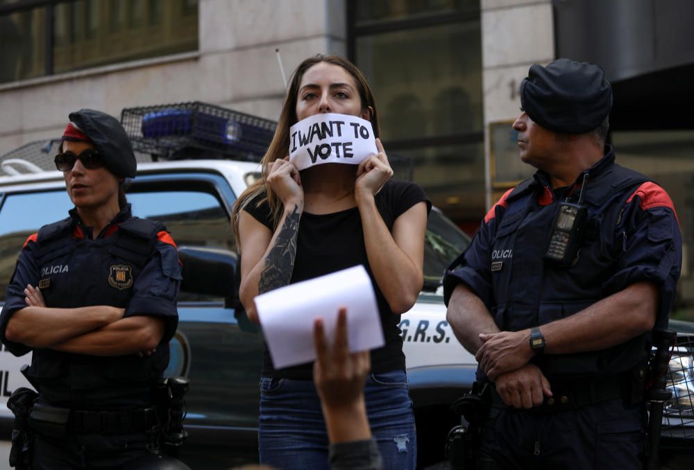 Imatges dels manifestants que han sortit als carrers de Barcelona, ja de tarda.